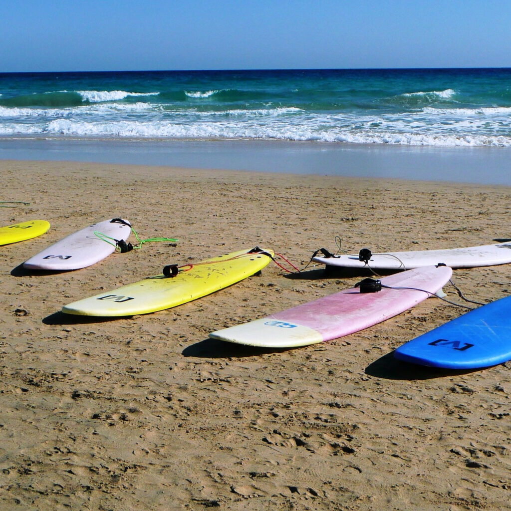 Tablas de surf en la arena