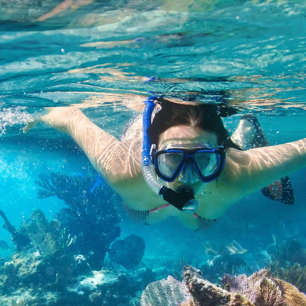 Chica joven haciendo snorkel