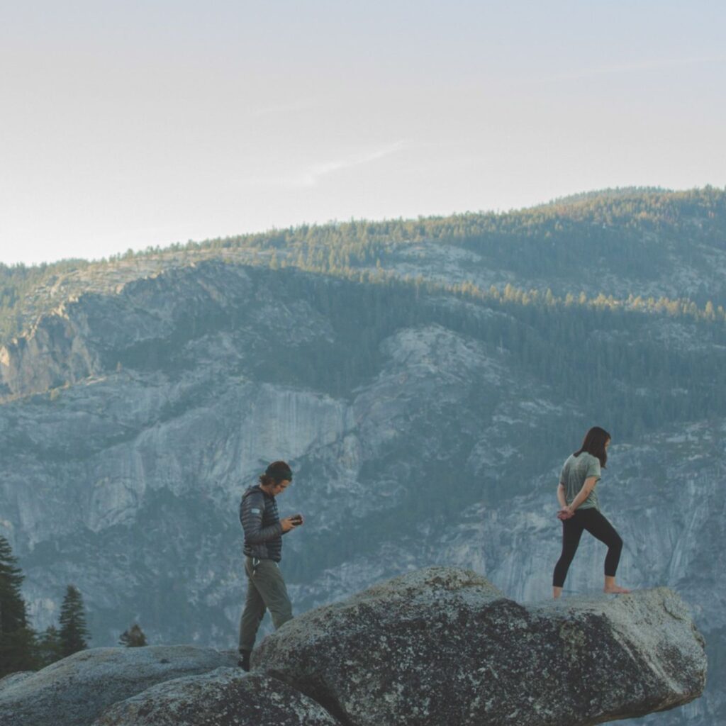 Dos personas en un acantilado