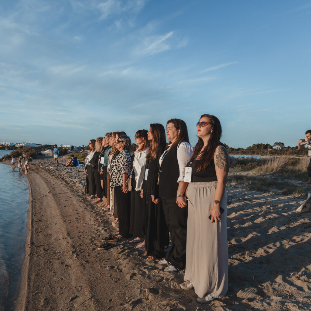 Mujeres en fila frente al mar