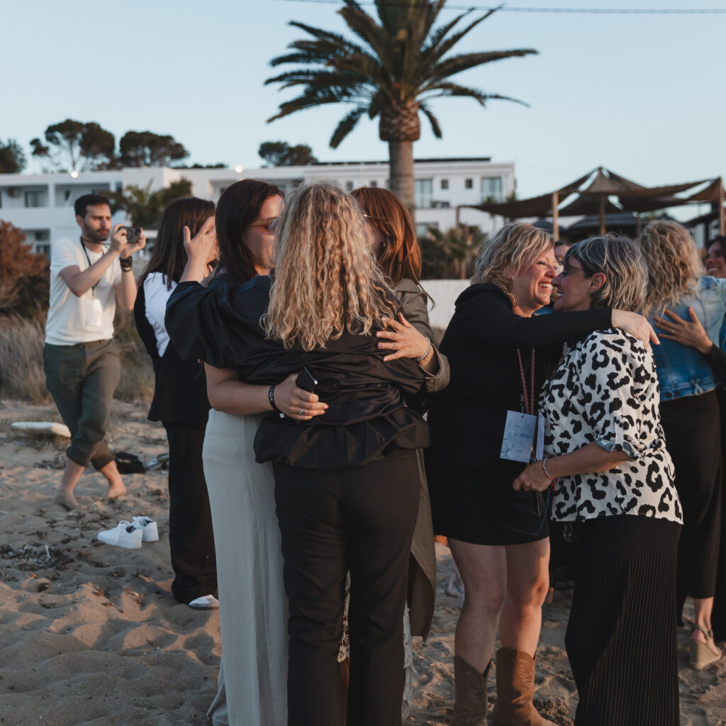 Mujeres abrazándose en la playa