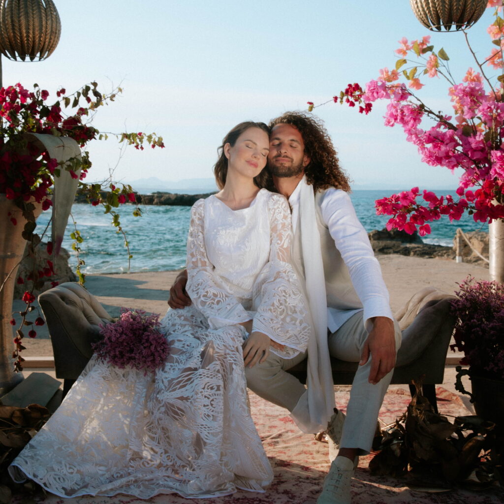 Pareja sentada frente al mar