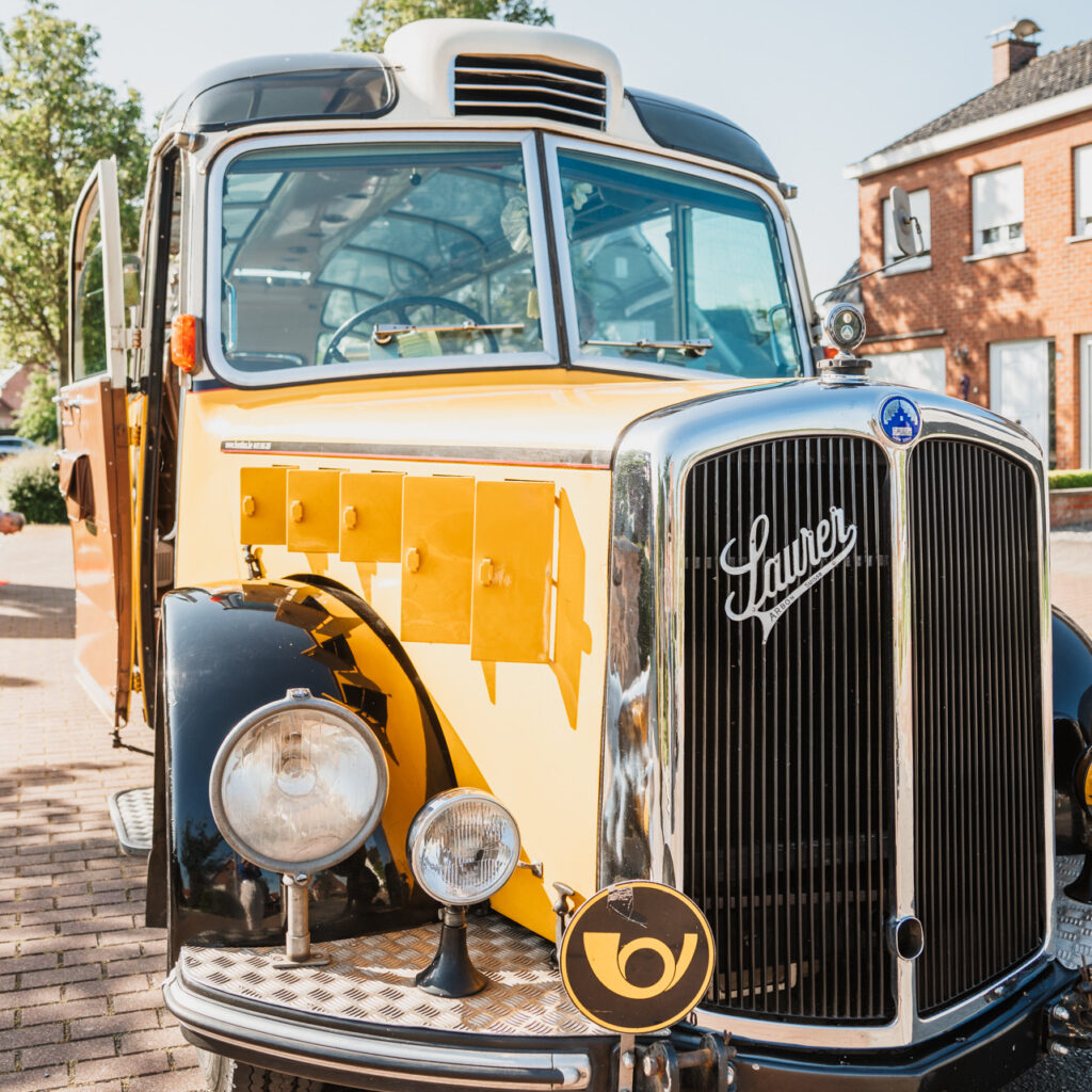 Coche amarillo antiguo