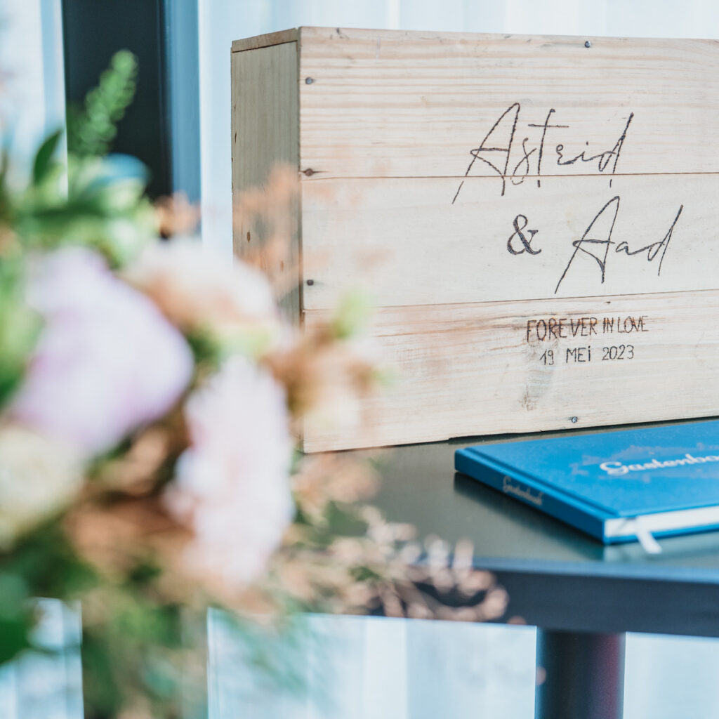 Caja con nombre de los novios