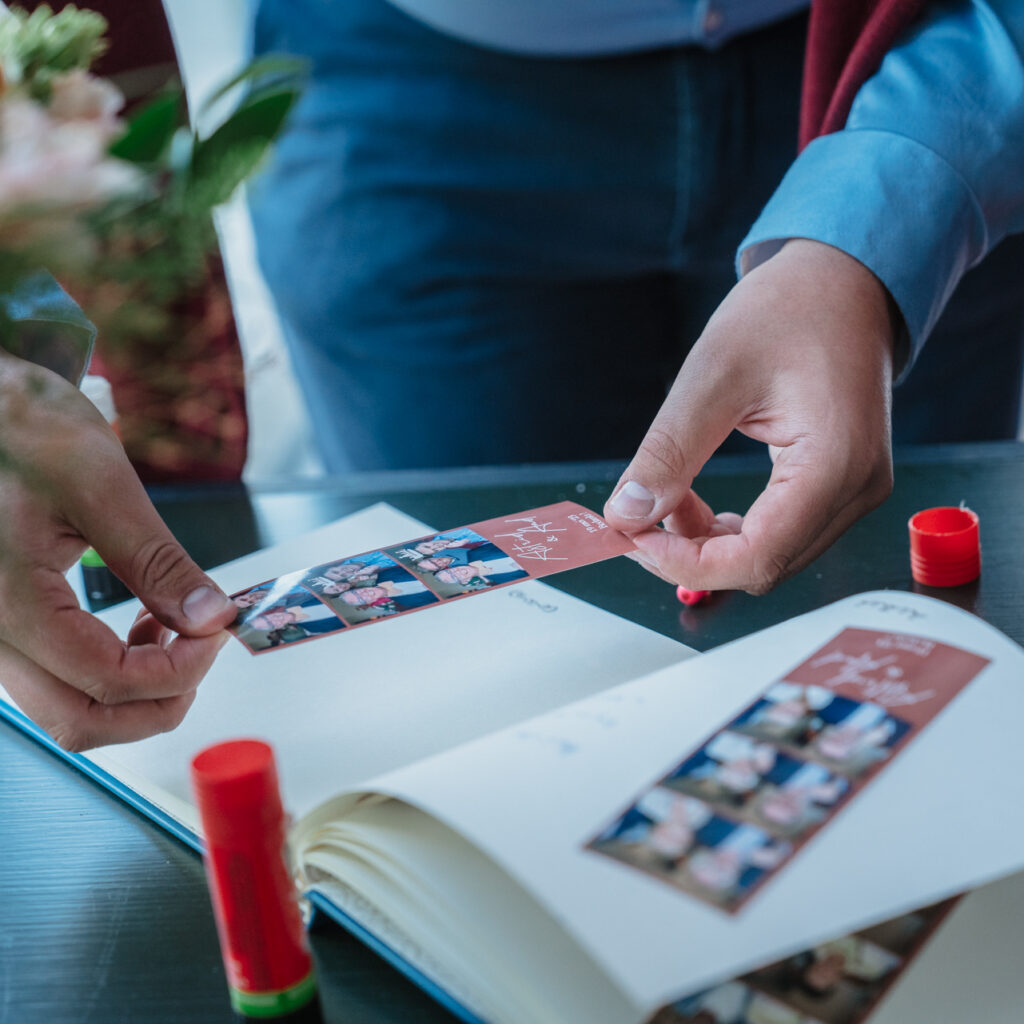 Rellenando el album con fotos de la boda