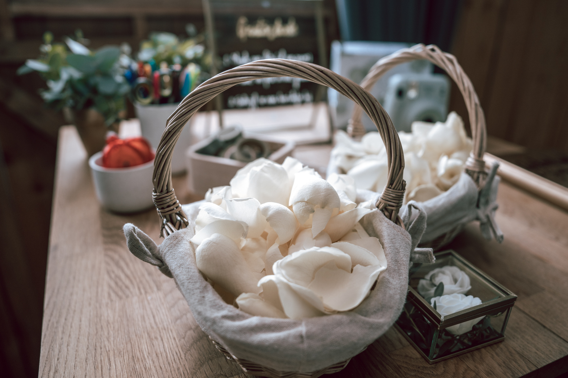 Cesto con pétalos blancos