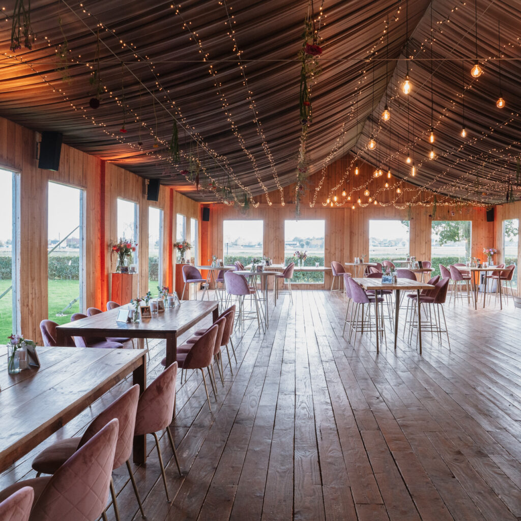 Comedor de restaurante todo de madera
