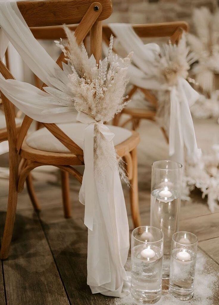 Silla de madera con decoración nupcial