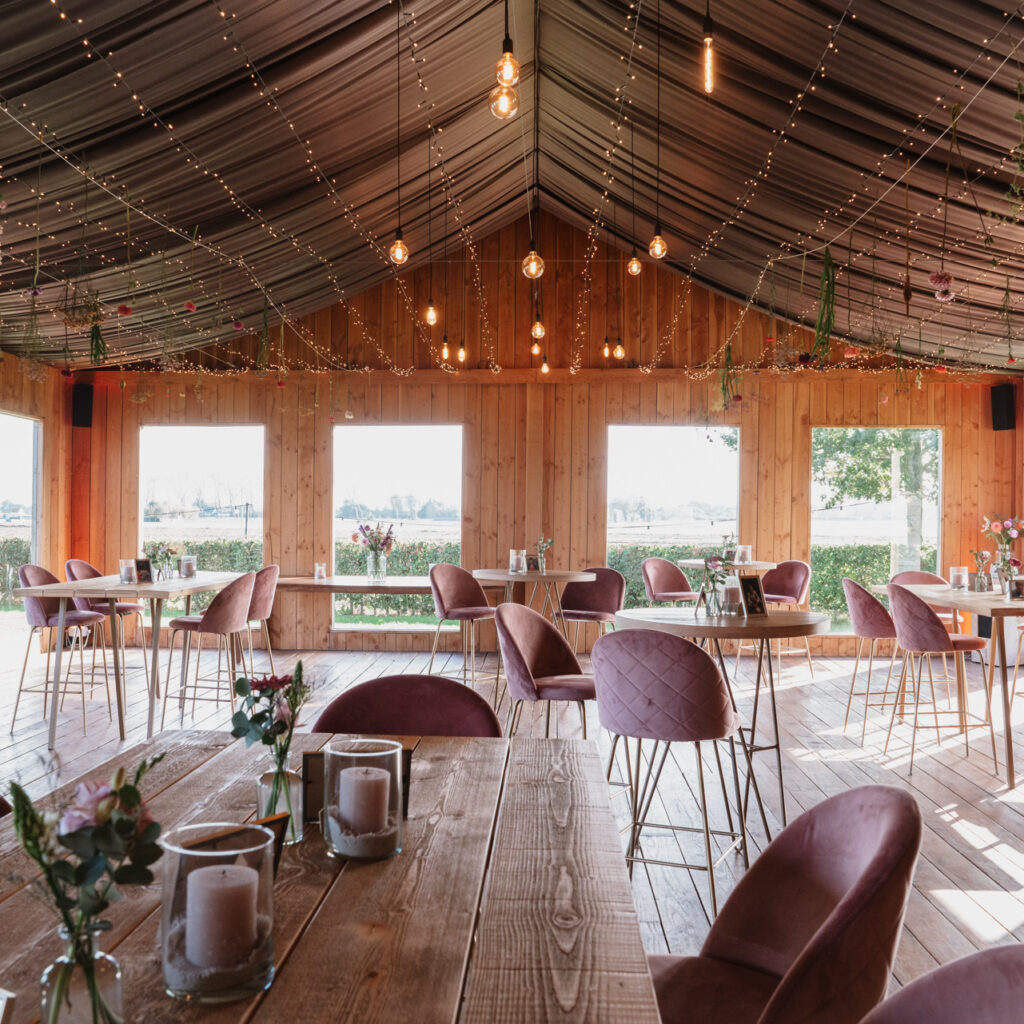 Comedor con mesas de madera