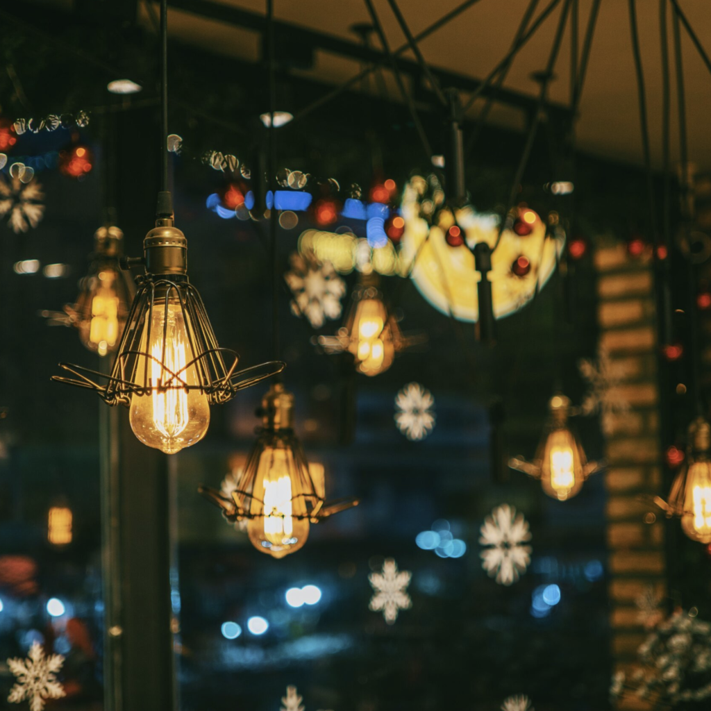 luces de metal colgadas del techo