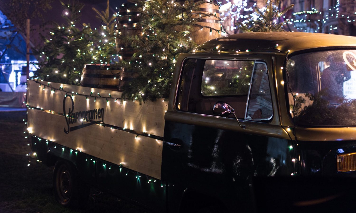 Furgoneta con árboles de navidad y luces