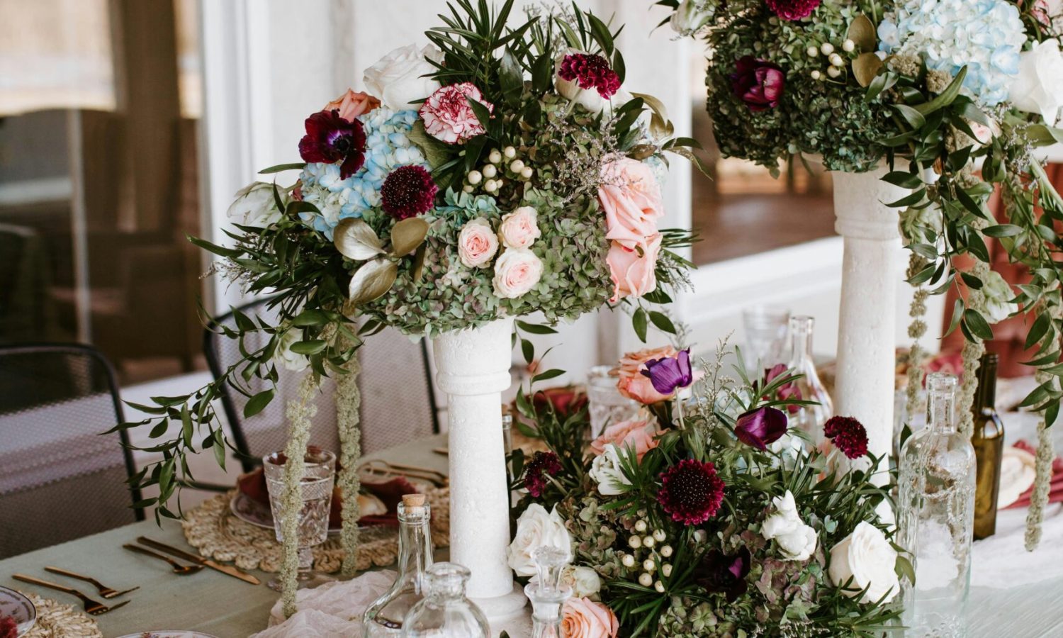 Centro de mesa nupcial con flores